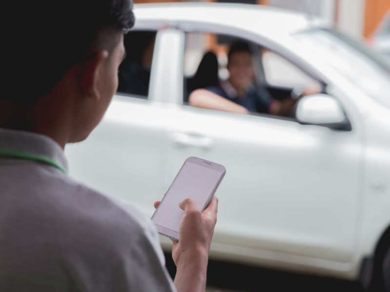 Person calling an Uber from Lima airport