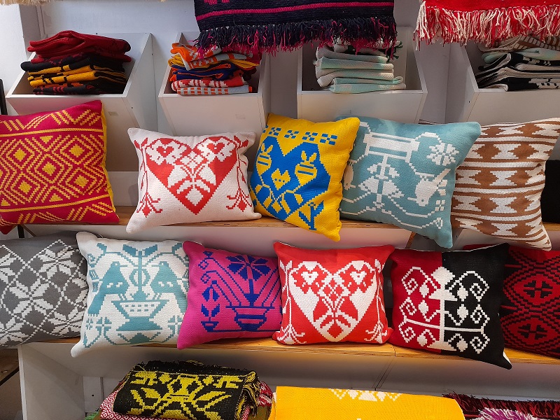 Shopping for Peruvian pillows: colorful pillows in various designs