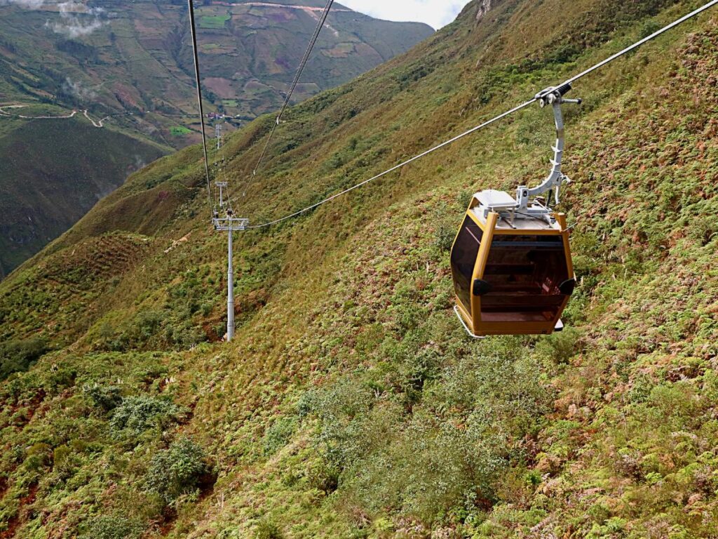 Cable car to Kuelap, above the jungle