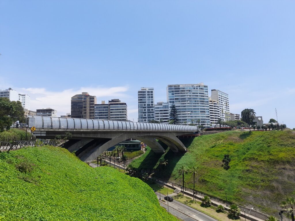 Bridge over Costa Verde in Miraflores under a crystal-clear blue sky, showcasing why January is among the best times to visit Lima for stunning ocean views.