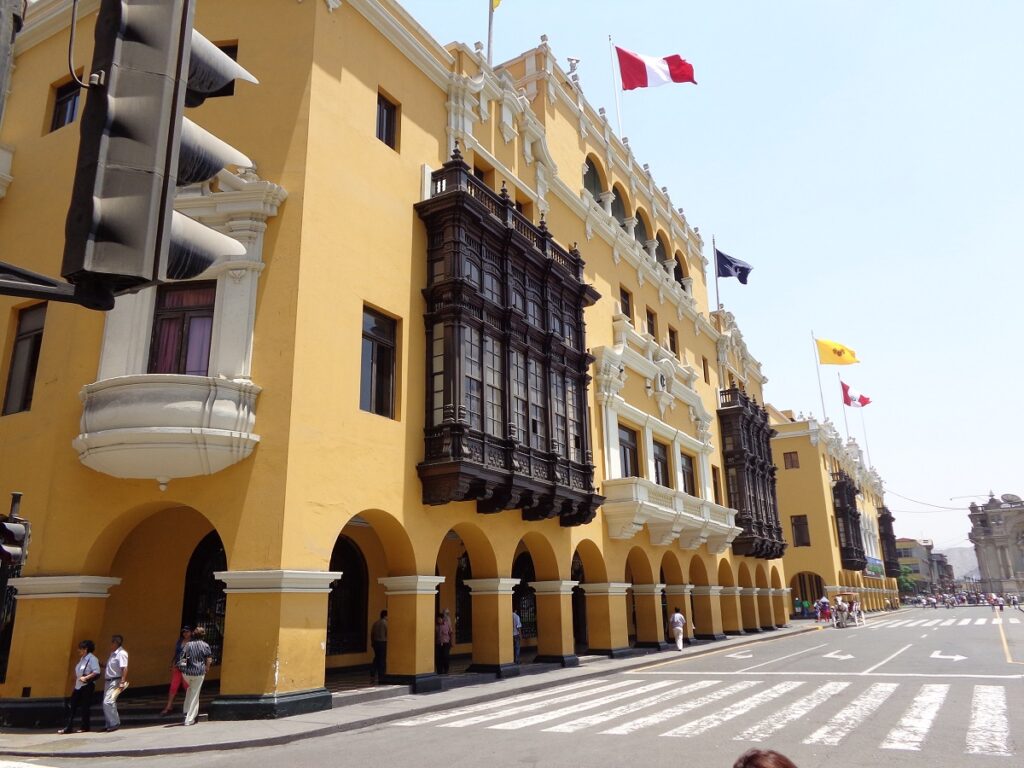 The municipality of Lima, a beautiful old yellow building in Lima center. Admiring the historical buildings in Lima center make Lima worth visiting.