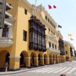The municipality of Lima, a beautiful old yellow building in Lima center. Admiring the beautiful historical buildings in Lima is one of the reasons why Lima is worth visiting.